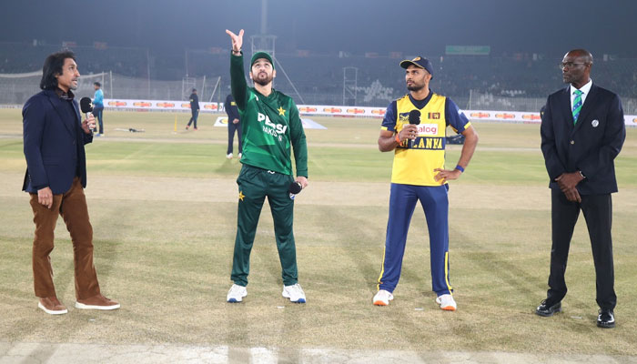 ٽن ملڪن جي ٽي ٽوئنٽي سيريز: فائنل ۾ پاڪستان پاران ٽاس کٽي سري لنڪا خلاف فيلڊنگ ڪرڻ جو فيصلو