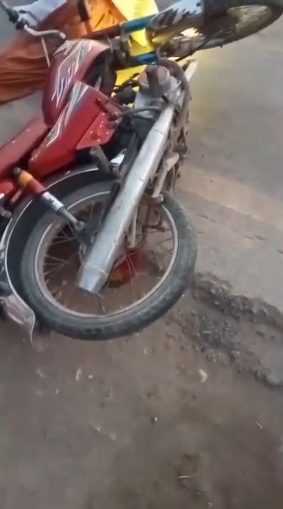 دادو: موٽر سائيڪل ۽ ٽرالي جو زوردار حادثو، موٽر سائيڪل سوار موقعي تي ئي فوت ٿي ويو.