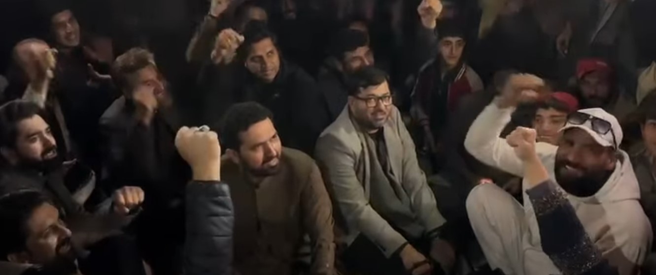 عمران خان سان ملاقات ڪرڻ جي اجازت نه ڏيڻ تي محمد سهيل خان آفريدي جو ساٿين سميت اڊيالا جيل ٻاهران احتجاجي ڌرڻو