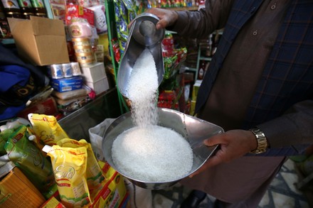 ڪراچي ۾ کنڊ جي اگهن ۾ واضح واڌ، شھري 220 روپيا ڪلو کنڊ خريد ڪرڻ تي مجبور