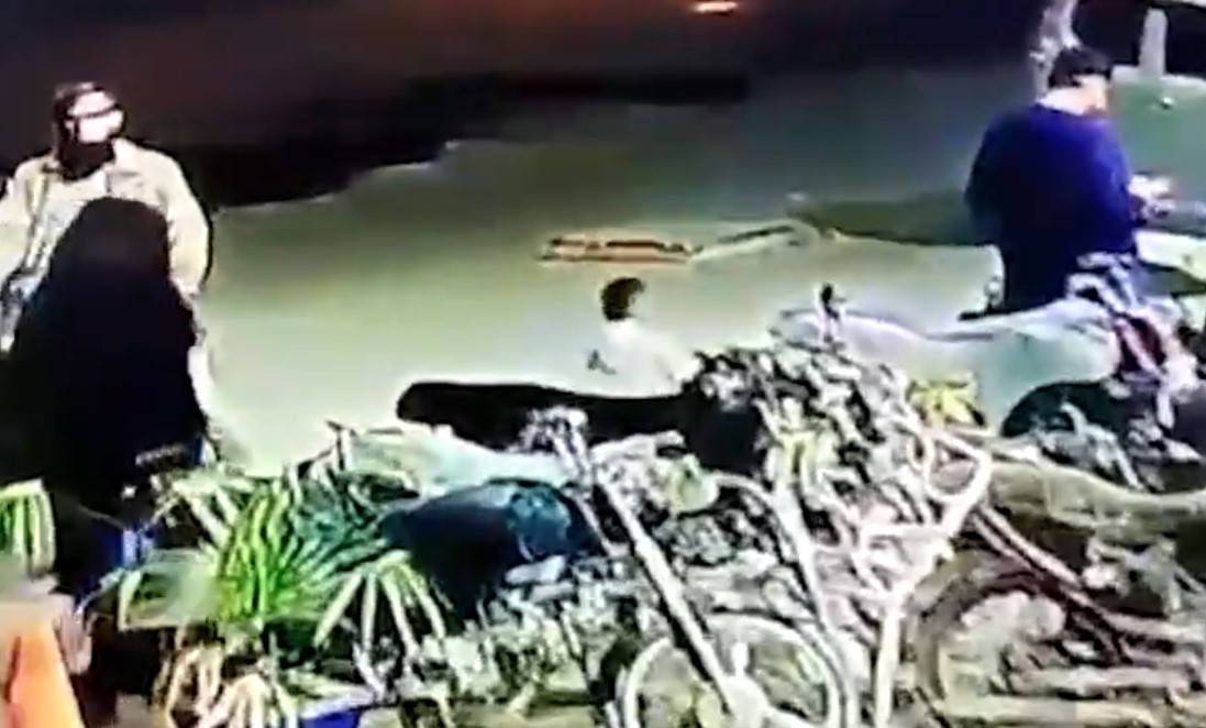 وڊيو: نيپا چورنگي تي کليل مين ھول ۾ ٻار جي ڪرڻ جي سي سي ٽي وي فوٽيج سامهون اچي وئي