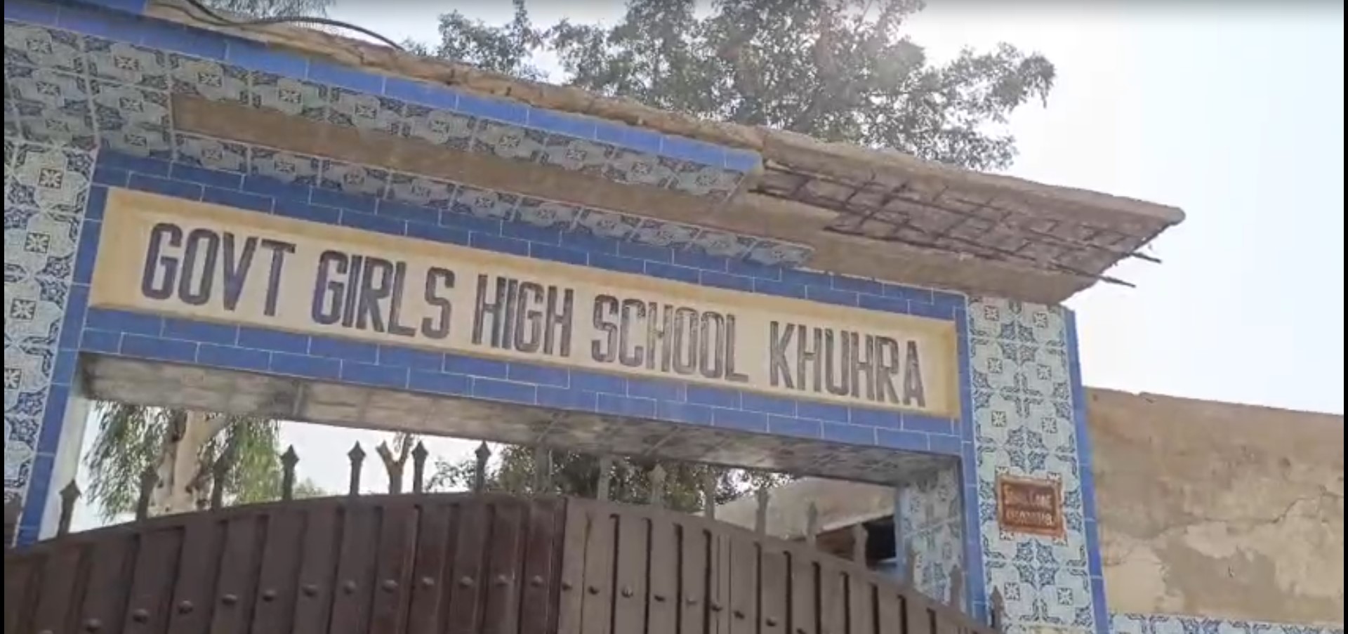 کُهڙا: گورنمينٽ گرلس هاءِ اسڪول جو ٽٽل گيٽ شاگردين لاءِ خطرو