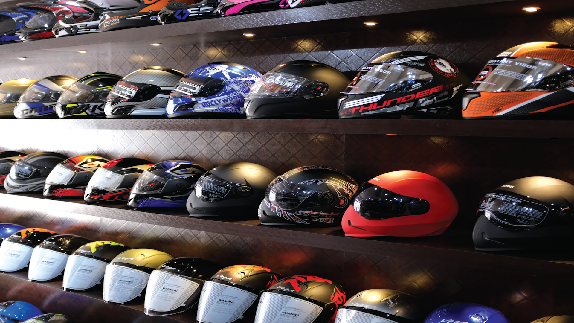 حڪومت پاران ٽريفڪ قوانين ۾ سختي، هيلمٽ جا اگهه 4-5 هزار رپين تائين پهچي ويا