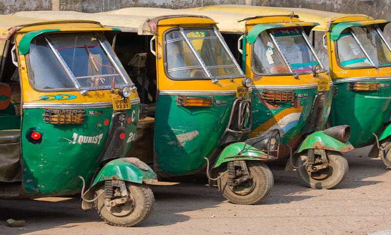 شھر قائد جي اھم شاھراھن تي رڪشائن جي داخلا تي پابندي لاڳو