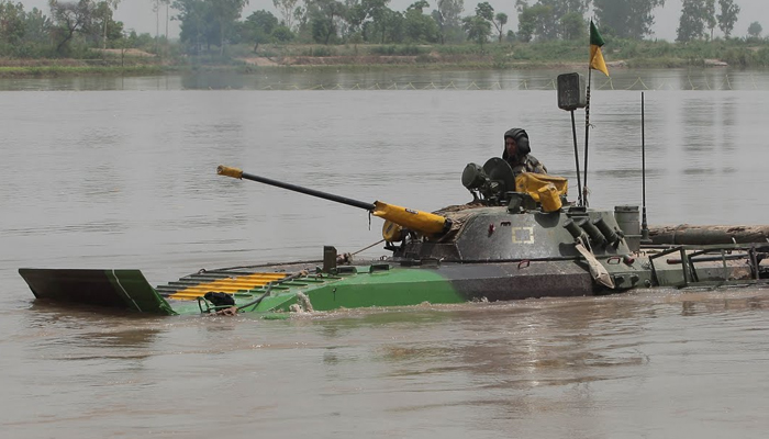 مشق دوران ڀارتي فوج جو ٽينڪ ٻڏڻ سبب هڪ فوجي ھلاک